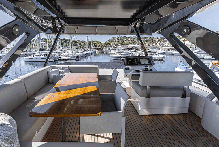 Ferretti Yachts 720